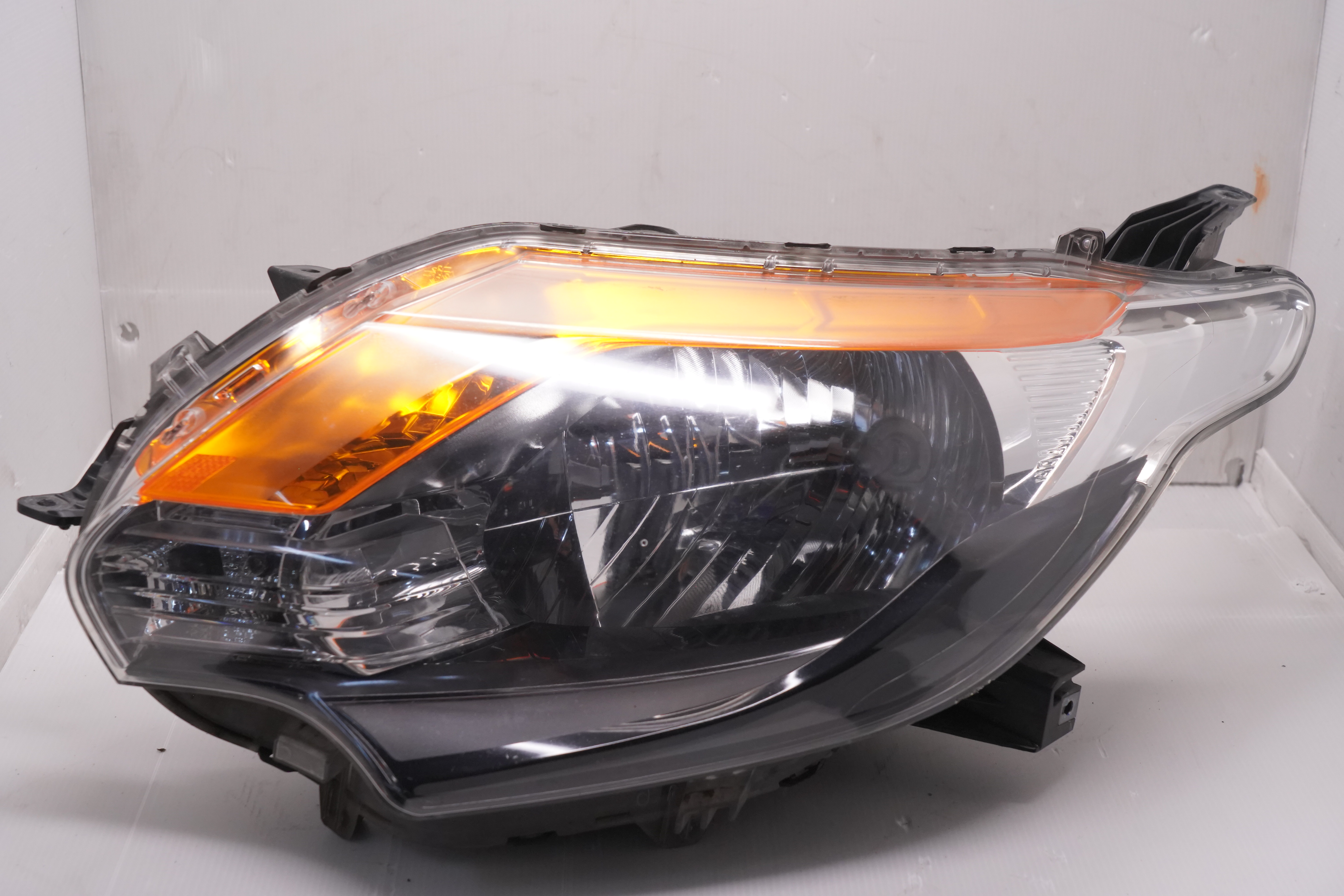 MITSUBISHI TRITON L200 2015-2018 HALOGEN L.H.S HEADLIGHT GENUINE