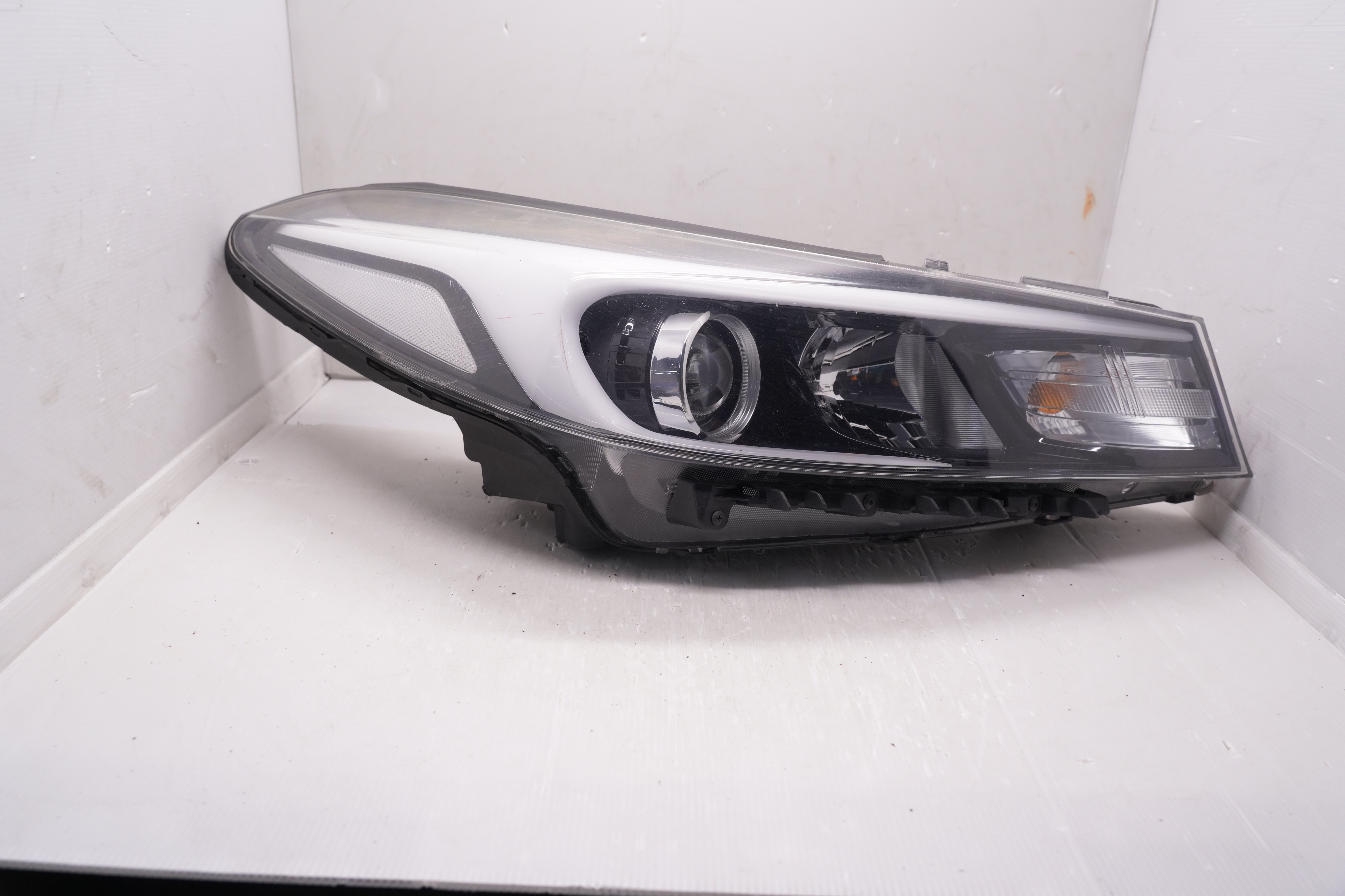 KIA CERATO 2016-2017 HALOGEN R.H.S HEADLIGHT GENUINE