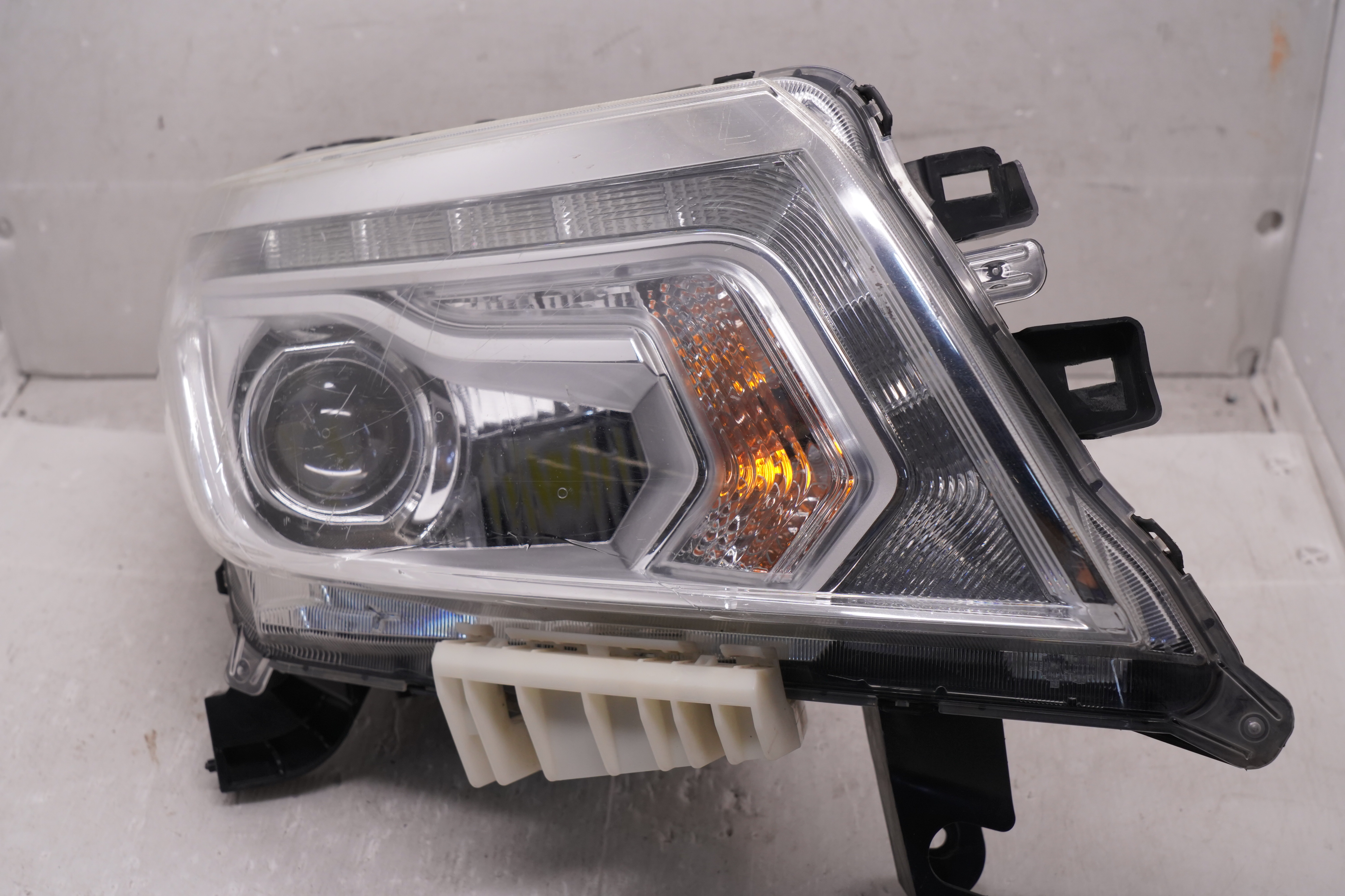 NISSAN NAVARA NP300 2015-2020 LED R.H.S HEADLIGHT GENUINE