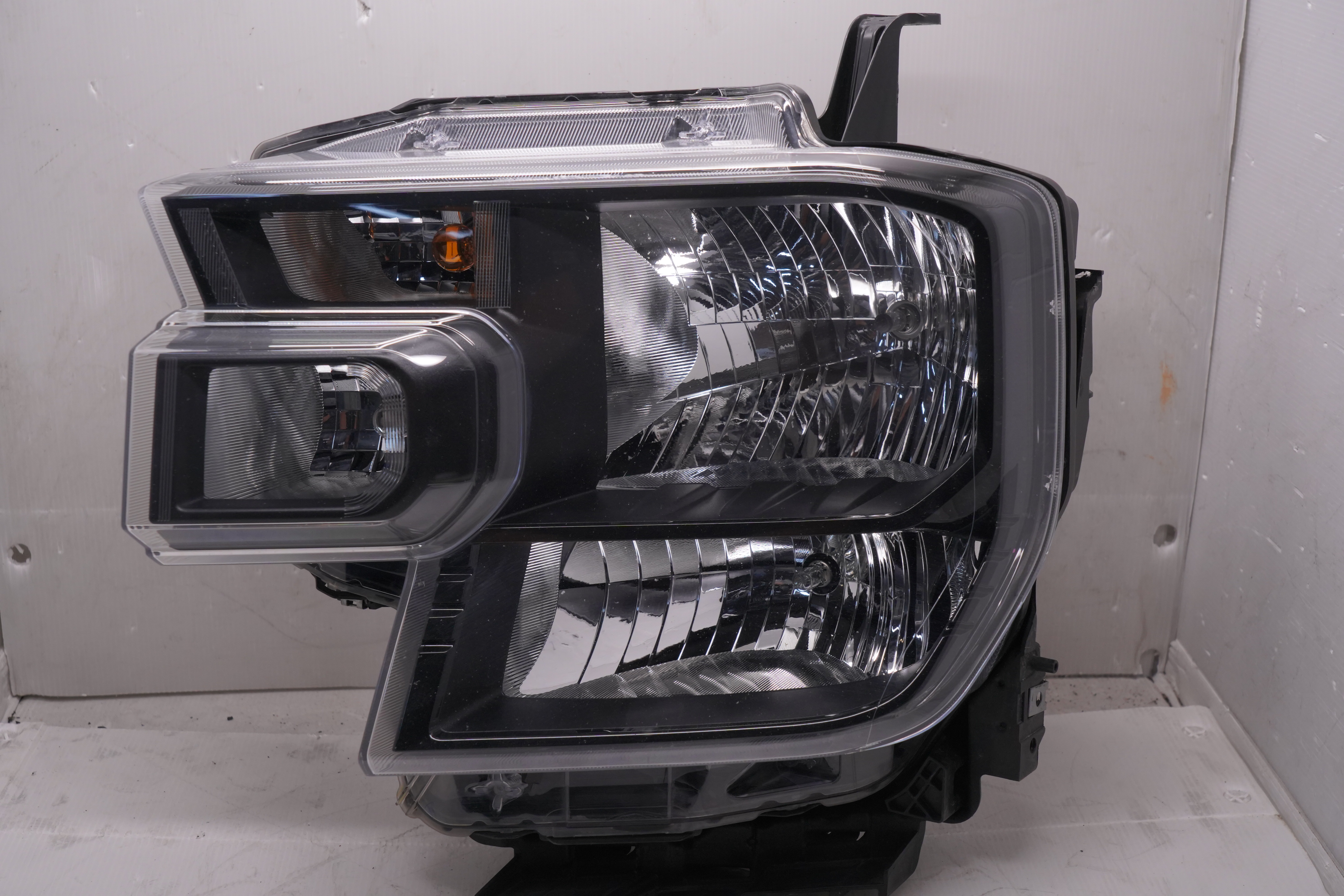 FORD EVEREST RANGER 2022-2024 HALOGEN L.H.S HEADLIGHT GENUINE