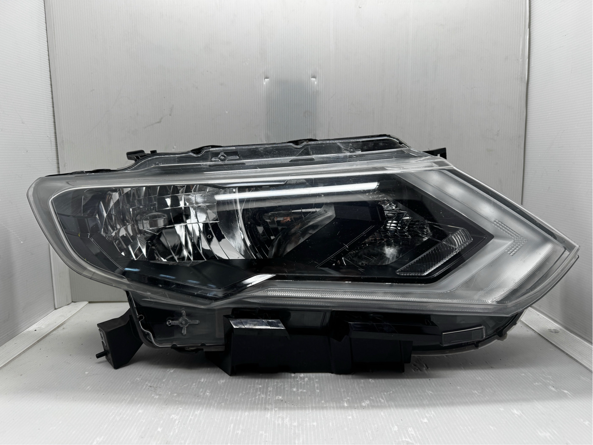 Nissan X-TRAIL T32 2017-2020 HALOGEN R.H.S HEADLIGHT GENUINE