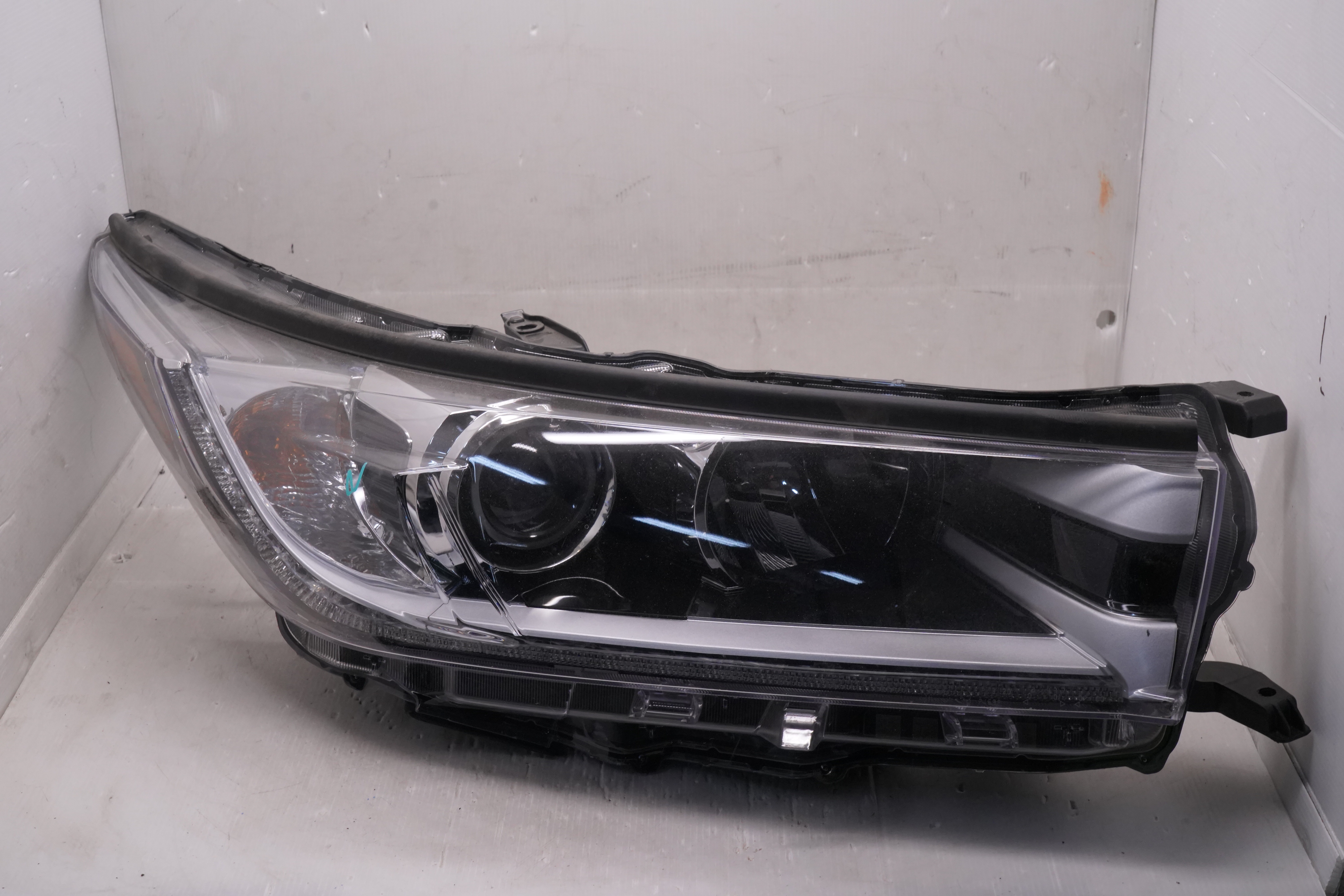 TOYOTA KLUGER 2017-2019 HALOGEN R.H.S HEADLIGHT GENUINE