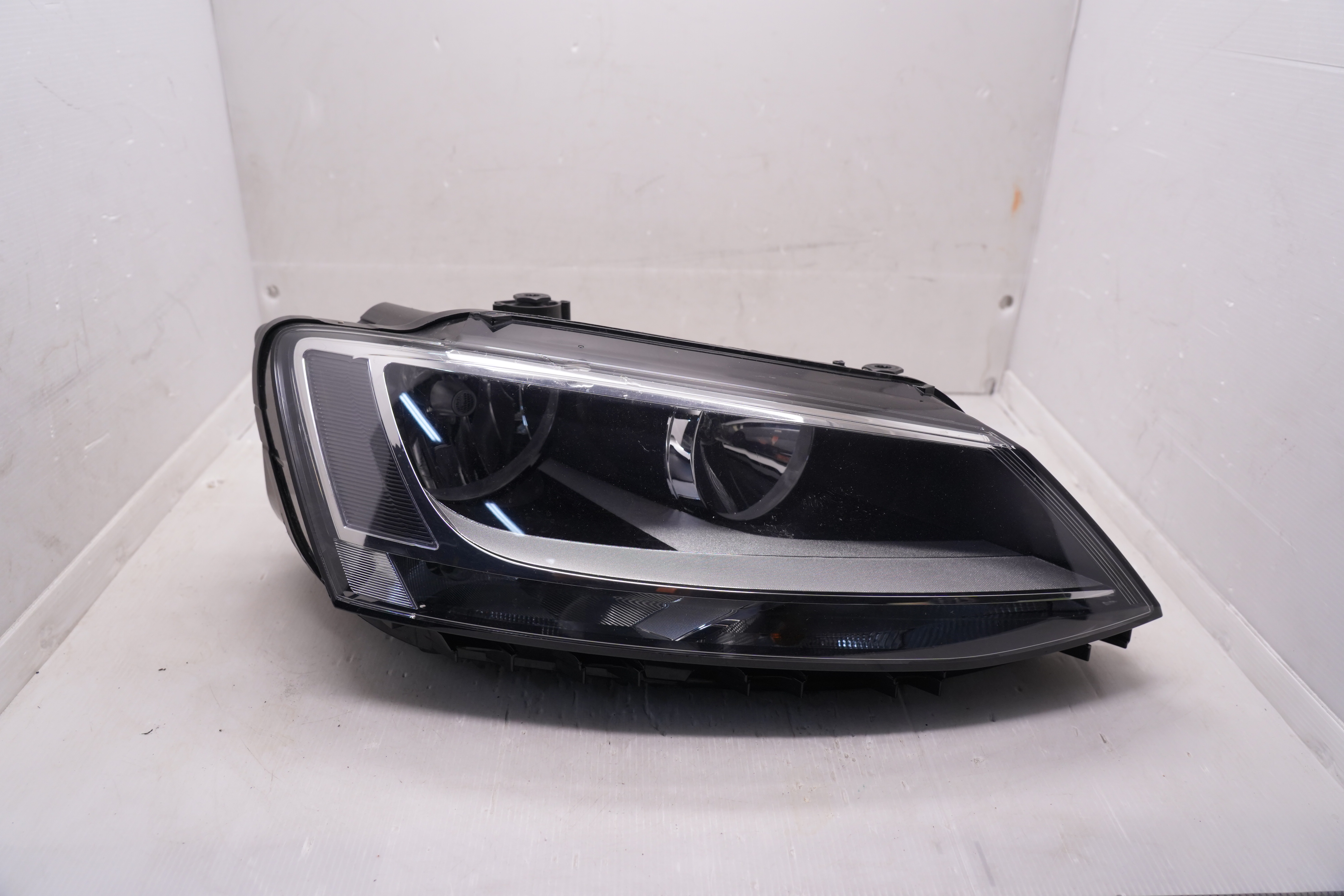 VOLKSWAGEN JETTA 2011-2018 HALOGEN R.H.S HEADLIGHT GENUINE