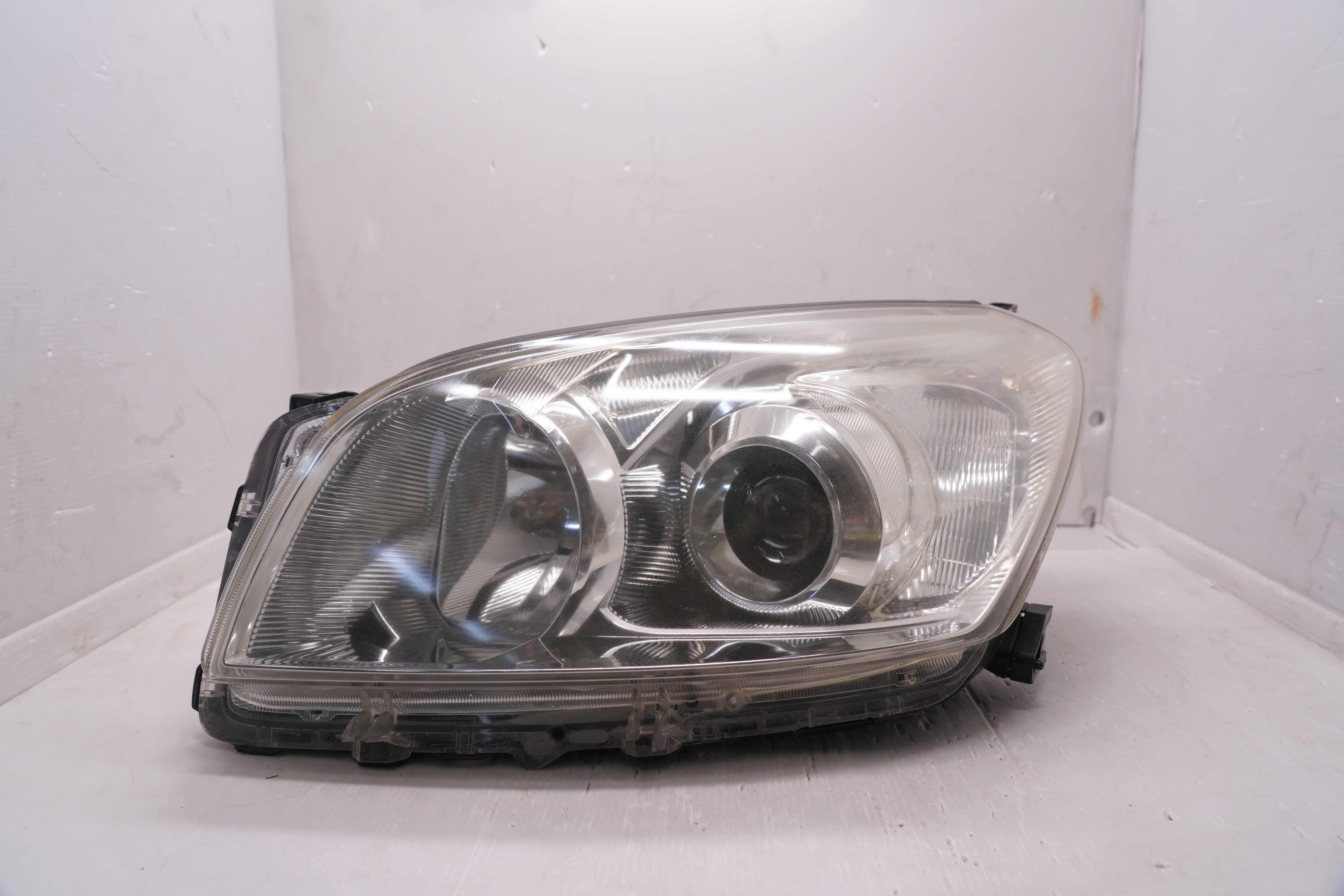 TOYOTA RAV4 III 2009-2012 HALOGEN L.H.S HEADLIGHT GENUINE