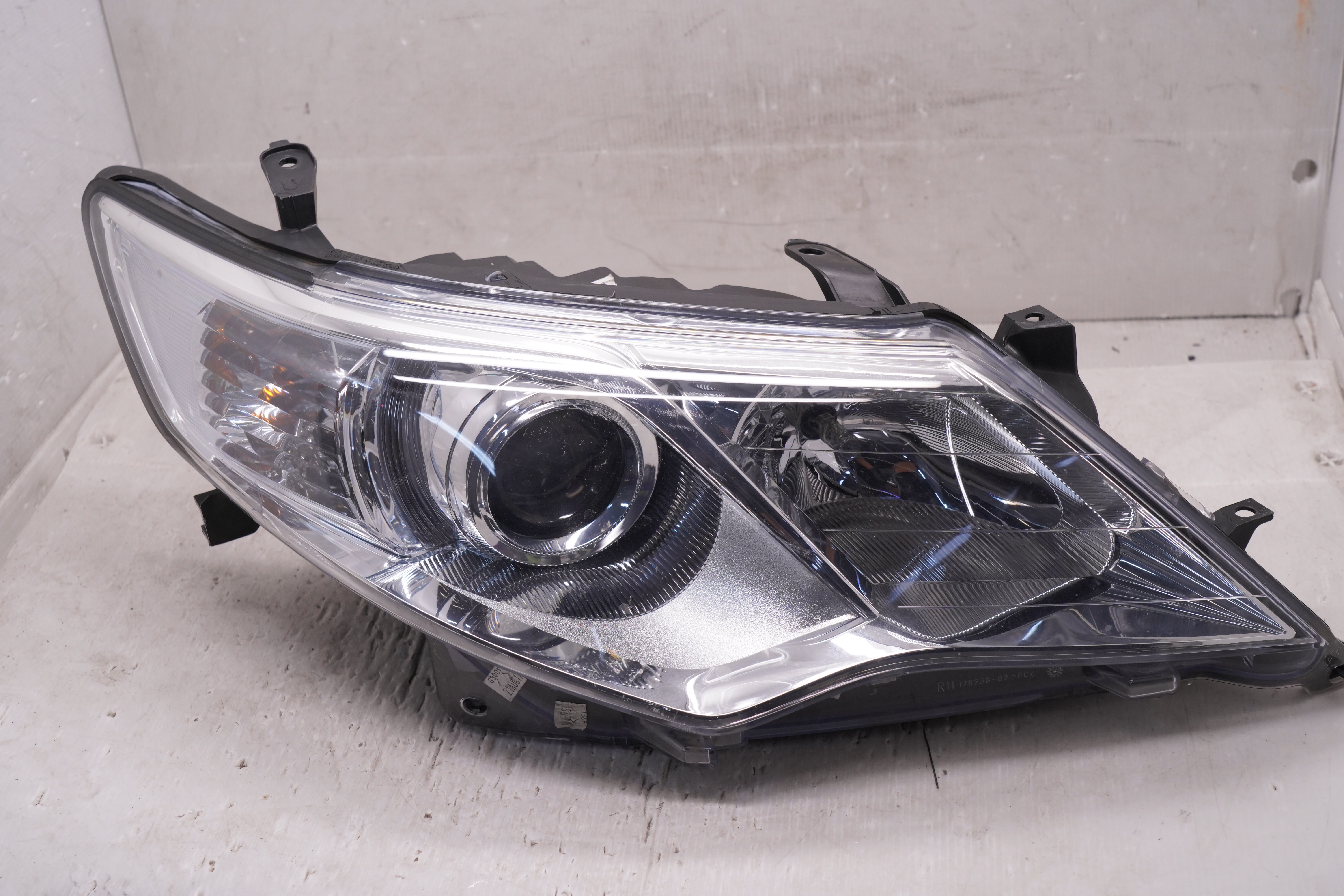 TOYOTA CAMRY XLE 2012-2014 HALOGEN R.H.S HEADLIGHT GENUINE